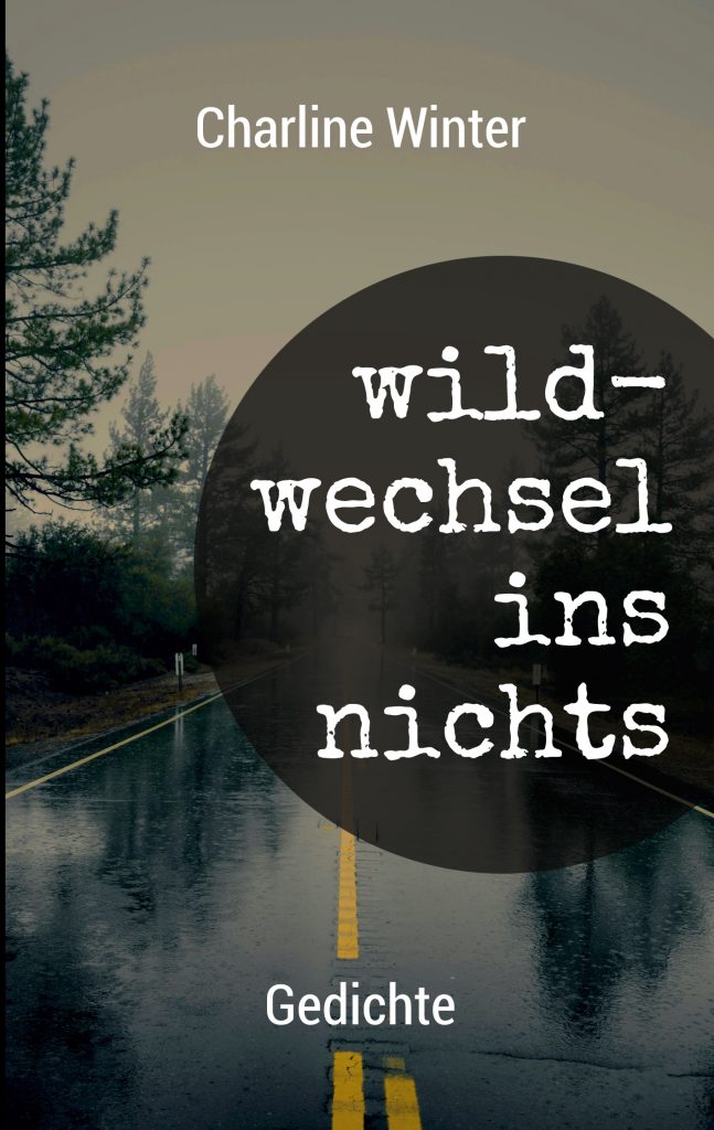 "Wildwechsel ins Nichts" von Charline Winter. Auf dem Cover ist eine verregnete Landstraße abgebildet. Unten steht der Untertitel "Gedichte".